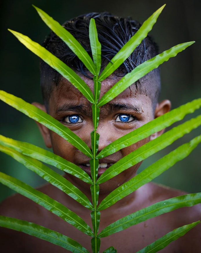 Ojos azules y brillantes: Hipnotizantes fotos de una tribu con una rara mutación genética