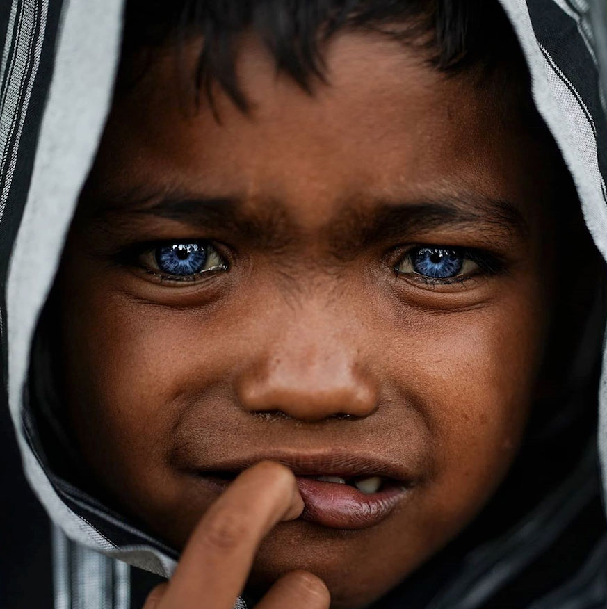 Ojos azules y brillantes: Hipnotizantes fotos de una tribu con una rara mutación genética