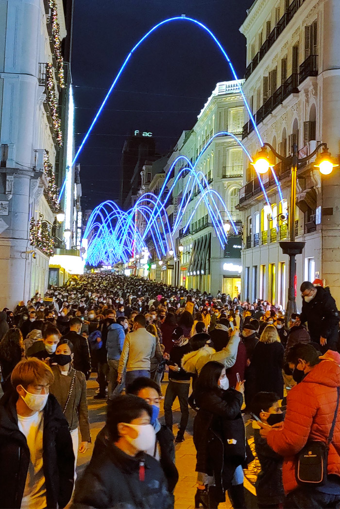 Aglomeraciones en el centro de Madrid en el primer fin de semana de alumbrado navideño