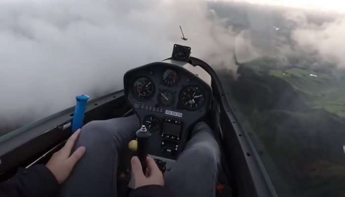 Un alumno salva su vida y la del instructor de vuelo justo antes de estrellarse contra una montaña mientras iban en un planeador