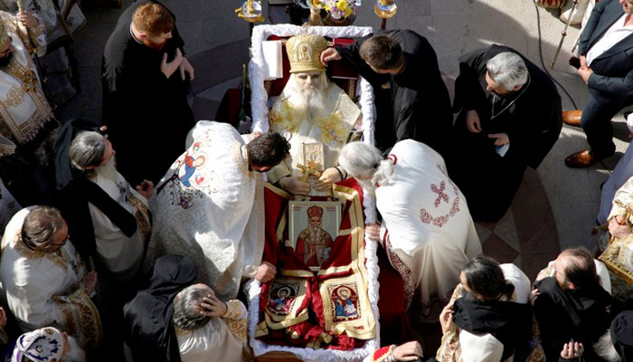 Miles de personas dieron un ''último beso'' al cuerpo del arzobispo de Montenegro, quien murió por coronavirus