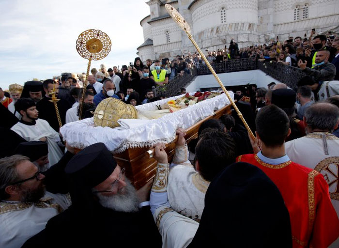 Miles de personas dieron un ''último beso'' al cuerpo del arzobispo de Montenegro, quien murió por coronavirus