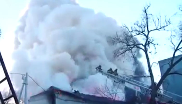 Bomberos rusos extinguiendo un incendio en un almacén de pirotecnia cuando empiezan a producirse fuertes explosiones