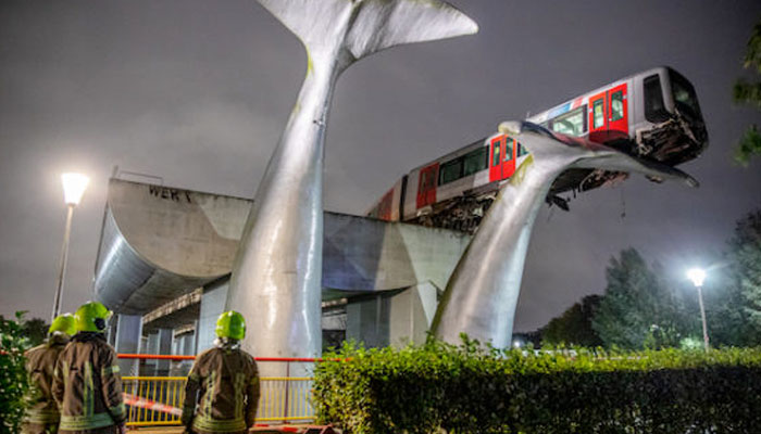 Una escultura de cola de ballena evita que el metro de Rotterdam caiga al agua