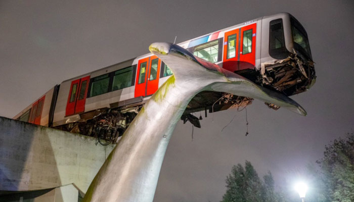 Una escultura de cola de ballena evita que el metro de Rotterdam caiga al agua