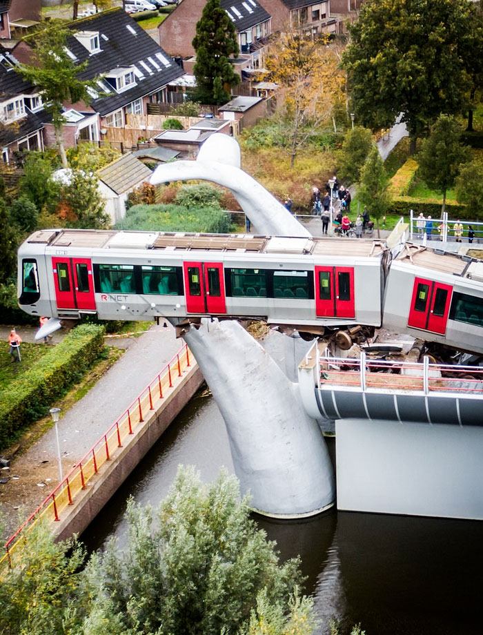 Una escultura de cola de ballena evita que el metro de Rotterdam caiga al agua