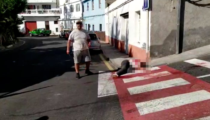 Un hombre apuñala a su tía en una calle de Guía de Isora (Tenerife). Vídeo muy duro