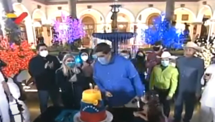 Nicolás Maduro intenta soplar la vela de su tarta de cumpleaños con la mascarilla puesta