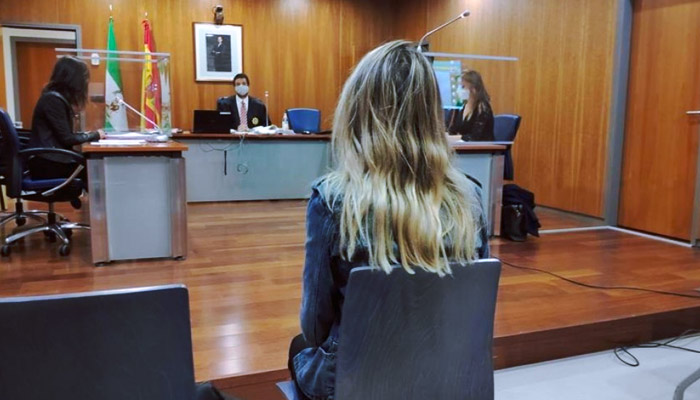 Condenan a la mujer juzgada por 'el chumino rebelde' por un delito contra los sentimientos religiosos