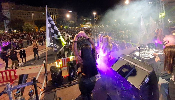 Barcelona: El ocio nocturno monta una fiesta en la plaza de Catalunya en protesta por su cierre