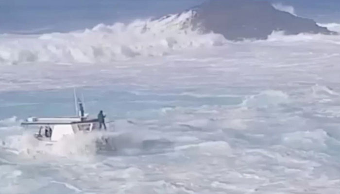 La odisea de un pesquero ante el temporal en Tapia de Casariego