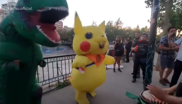 La Policía usa gas pimienta contra manifestante disfrazado de Pikachu en Santiago de Chile