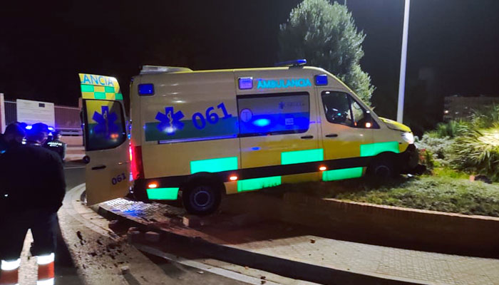 Roban una ambulancia mientras prestaba servicio en Melilla y aparece accidentada contra una rotonda