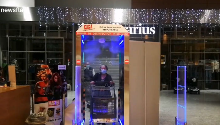 En un supermercado francés han instalado este 'túnel de desinfección' en la entrada