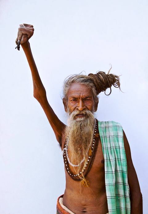 Este hombre lleva 47 años con el brazo levantado por la paz mundial