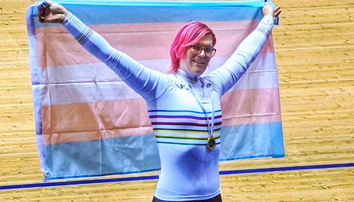 La ciclista 'trans' McKinnon pulveriza récords y la moral de sus adversarias