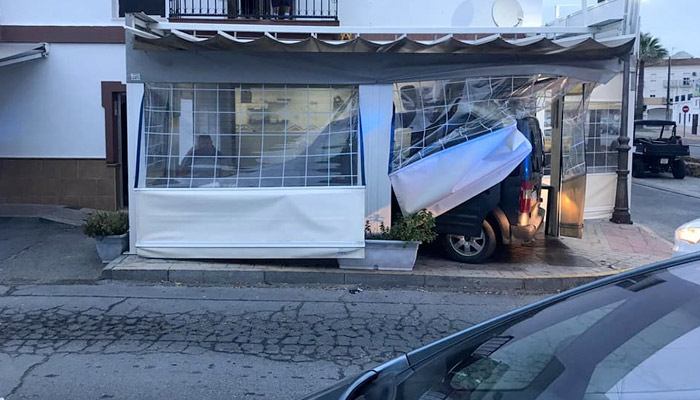 Un hombre herido tras empotrarse un coche contra la terraza de un bar en Lepe. Vídeo del interior