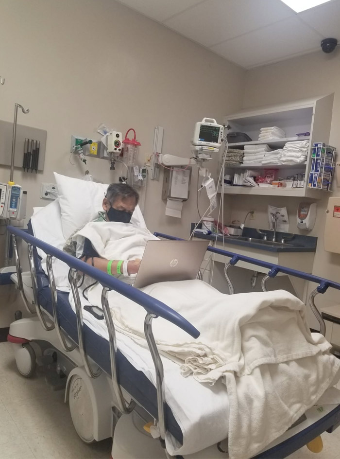 La imagen de un profesor que corrige exámenes en el hospital un día antes de morir se vuelve viral
