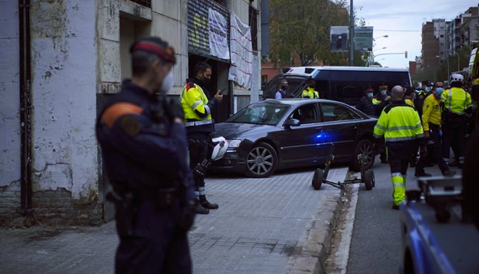 Detenido tras empotrar el coche contra su propio local en Barcelona para intentar echar a los okupas