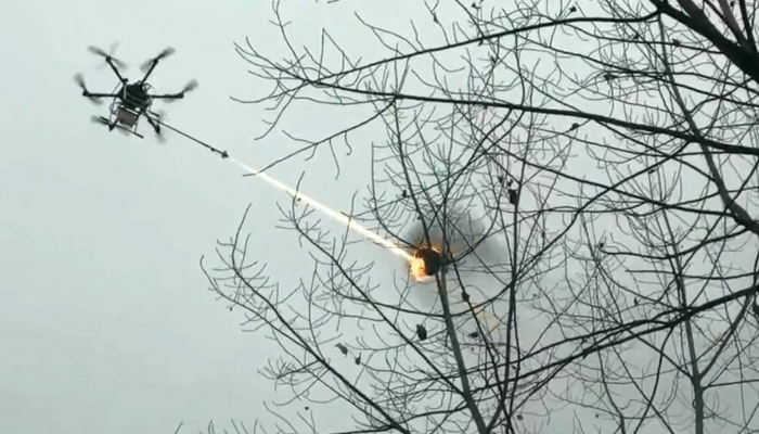 Dron lanzallamas utilizado en China para eliminar nidos de avispa velutina