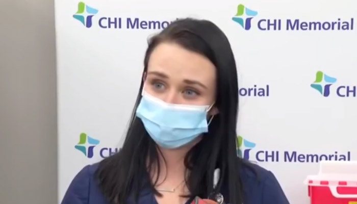 Una enfermera se desmaya en directo en televisión tras recibir la vacuna de Pfizer