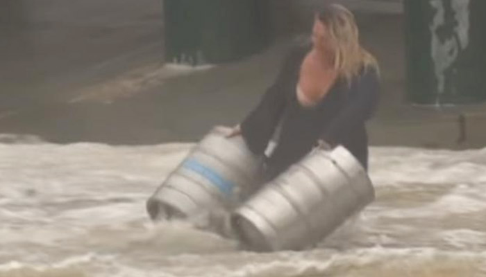 Una mujer australiana se lanza a una calle inundada para salvar dos barriles de cerveza