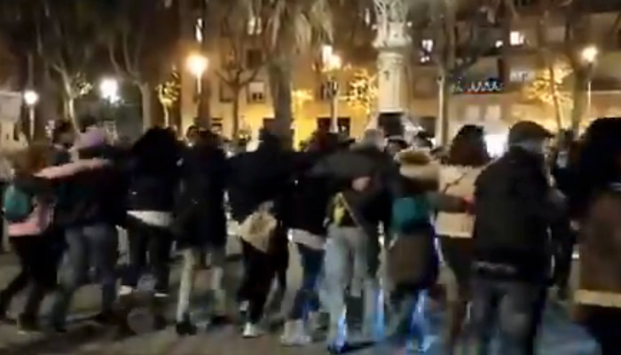 Negacionistas cantan y bailan abrazados en Barcelona sin respetar las medidas de seguridad