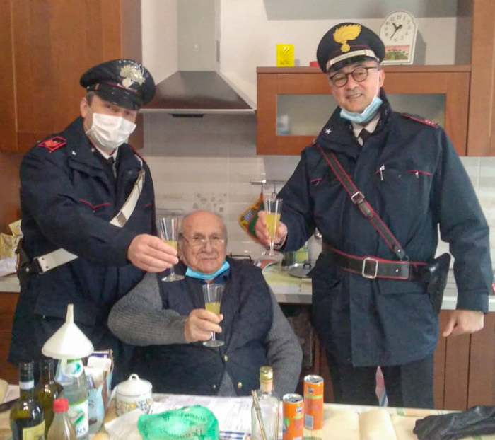 Un italiano de 94 años llama a la Policía el día de Navidad porque se sentía solo y los carabineros se presentan en su casa para brindar con él