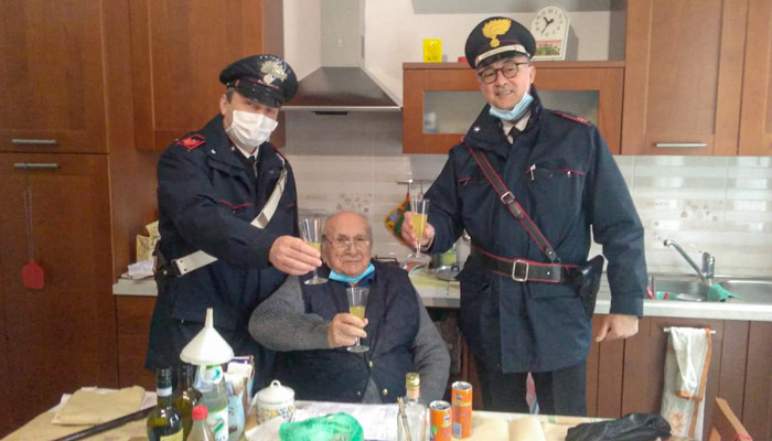 Un italiano de 94 años llama a la Policía el día de Navidad porque se sentía solo y los carabineros se presentan en su casa para brindar con él