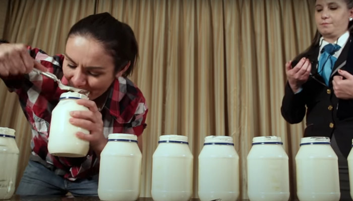 VIDEO: Mujer rompe récord al comer tres frascos de mayonesa en