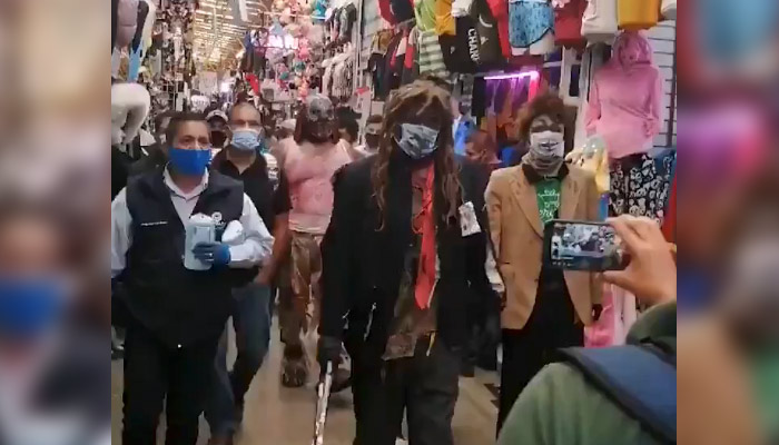 Estrellas de la lucha libre imponen la ley de la mascarilla a sillazos en las calles de una ciudad mexicana