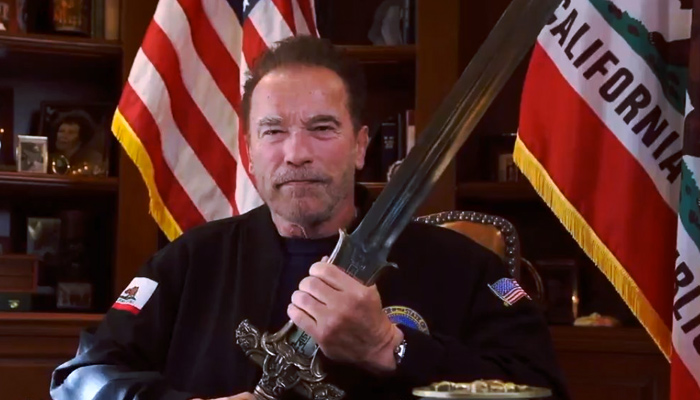 Arnold Schwarzenegger alza la espada de 'Conan' para mandar un mensaje a los que asaltaron el Capitolio