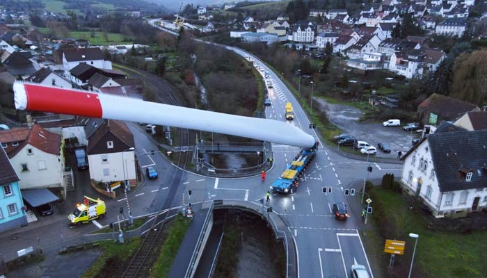 Camión transportando un enorme álabe de un aerogenerador