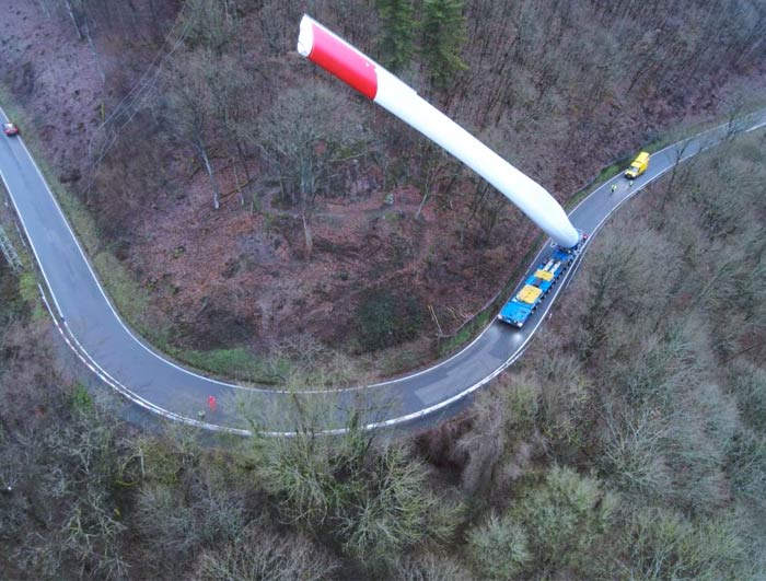 Camión transportando un enorme álabe de un aerogenerador