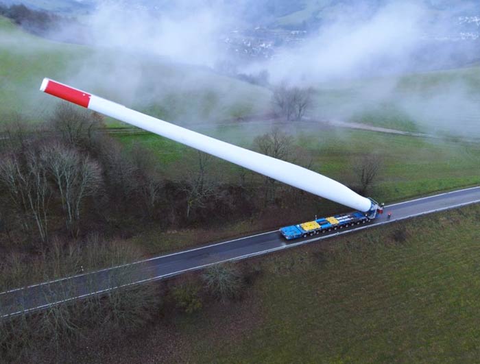 Camión transportando un enorme álabe de un aerogenerador