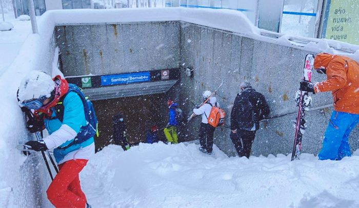 La gente convirtió la Castellana en una pista de esquí y el metro en remonte