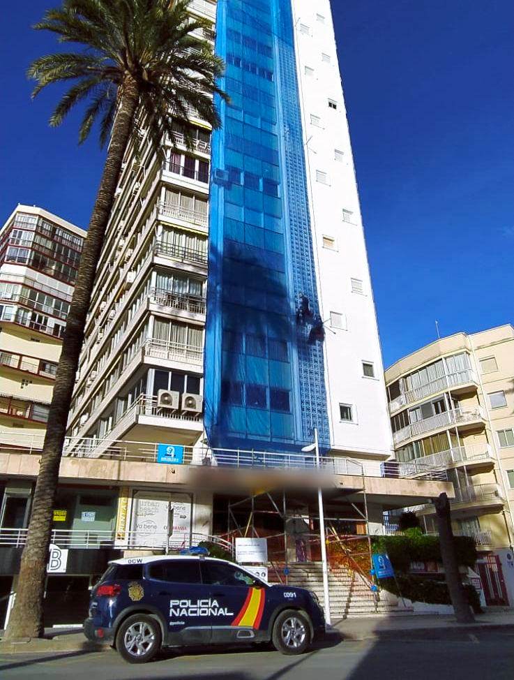 Una mujer corta las cuerdas a un operario que trabajaba colgado en la fachada de su edificio en Benidorm