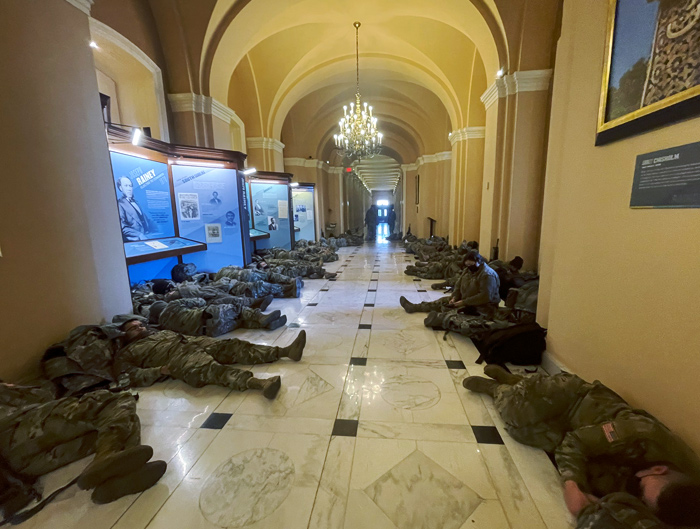 Los militares de la Guardia Nacional duermen agolpados con sus armas en los pasillos de un Capitolio blindado