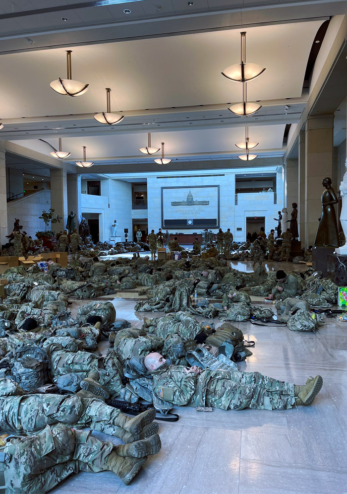 Los militares de la Guardia Nacional duermen agolpados con sus armas en los pasillos de un Capitolio blindado