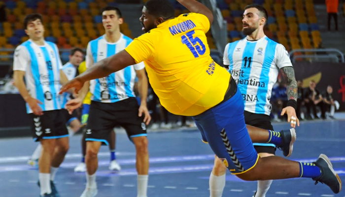 Gauthier Mvumbi, el jugador más pesado del Mundial de balonmano, en acción