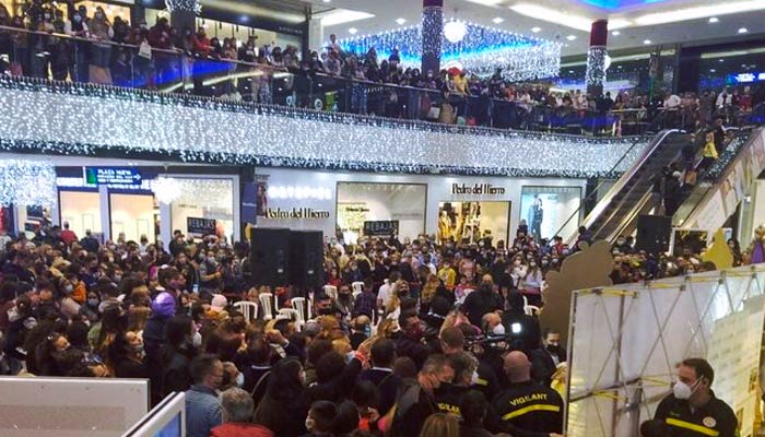 Una aglomeración por ver a Kiko Rivera y Omar Montes como Reyes Magos obliga a desalojar el centro comercial La Cañada de Marbella