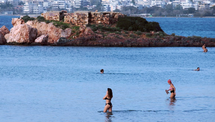 Una ola de calor saca a los griegos del confinamiento y los lleva a las playas