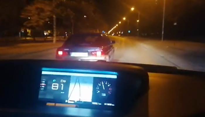 A 120 km/h, por la acera en Gran Vía y embestidas al coche de la Policía Local en Granada