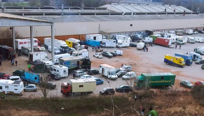 Los Mossos dicen que desalojarán este sábado una 'rave' ilegal en Llinars, Barcelona. Lleva activa desde hace más de 36 horas. Vídeos del interior