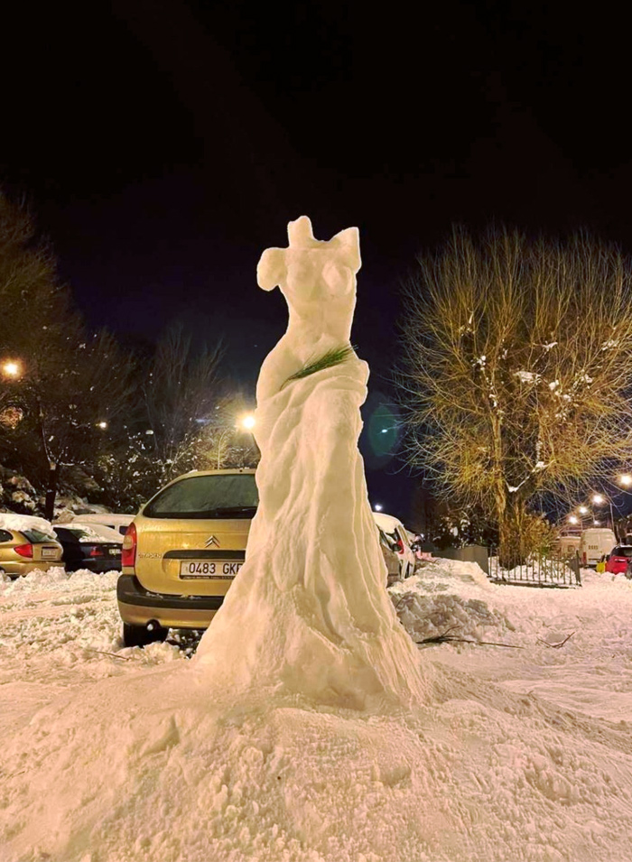 Dos amigos de Alcalá de Henares hacen una increíble reproducción en nieve de la Venus de Milo