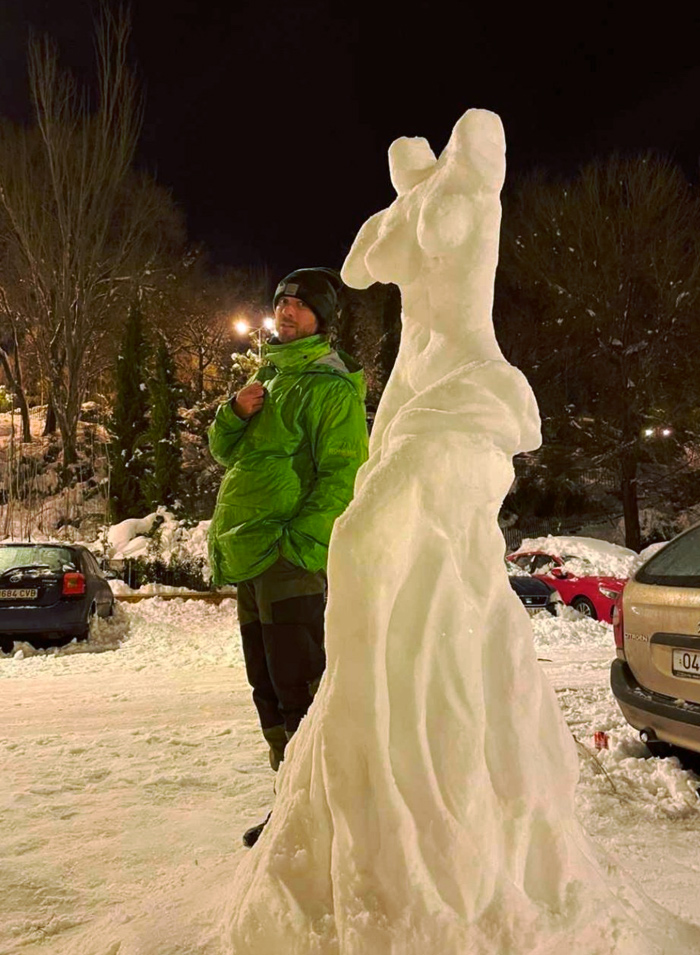 Dos amigos de Alcalá de Henares hacen una increíble reproducción en nieve de la Venus de Milo