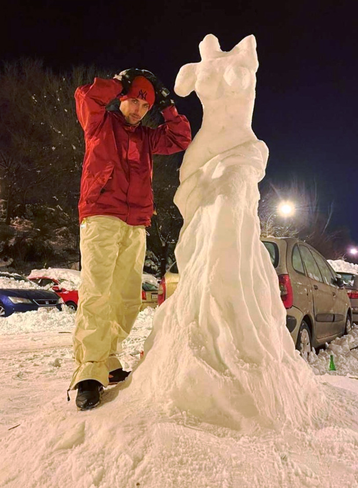 Dos amigos de Alcalá de Henares hacen una increíble reproducción en nieve de la Venus de Milo