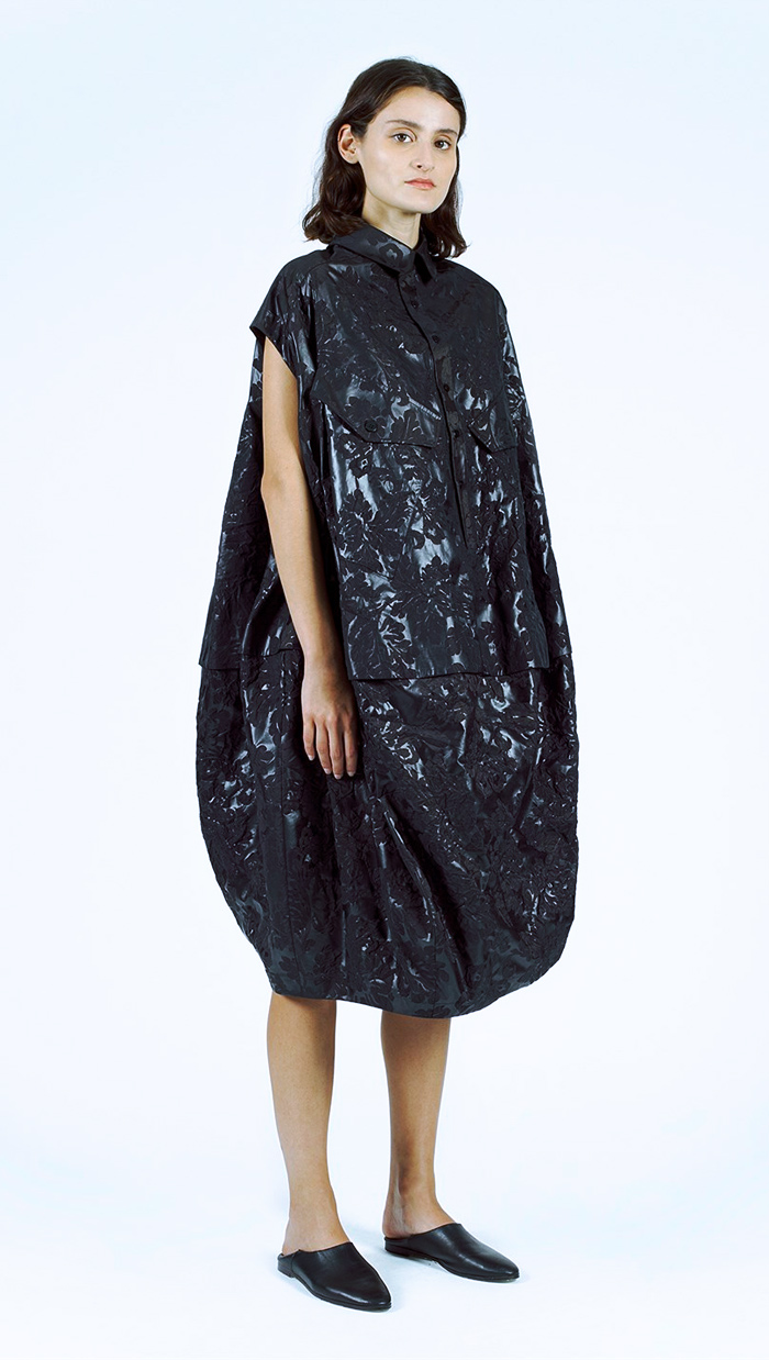 El vestido con forma de bolsa de basura que cuesta 540 euros