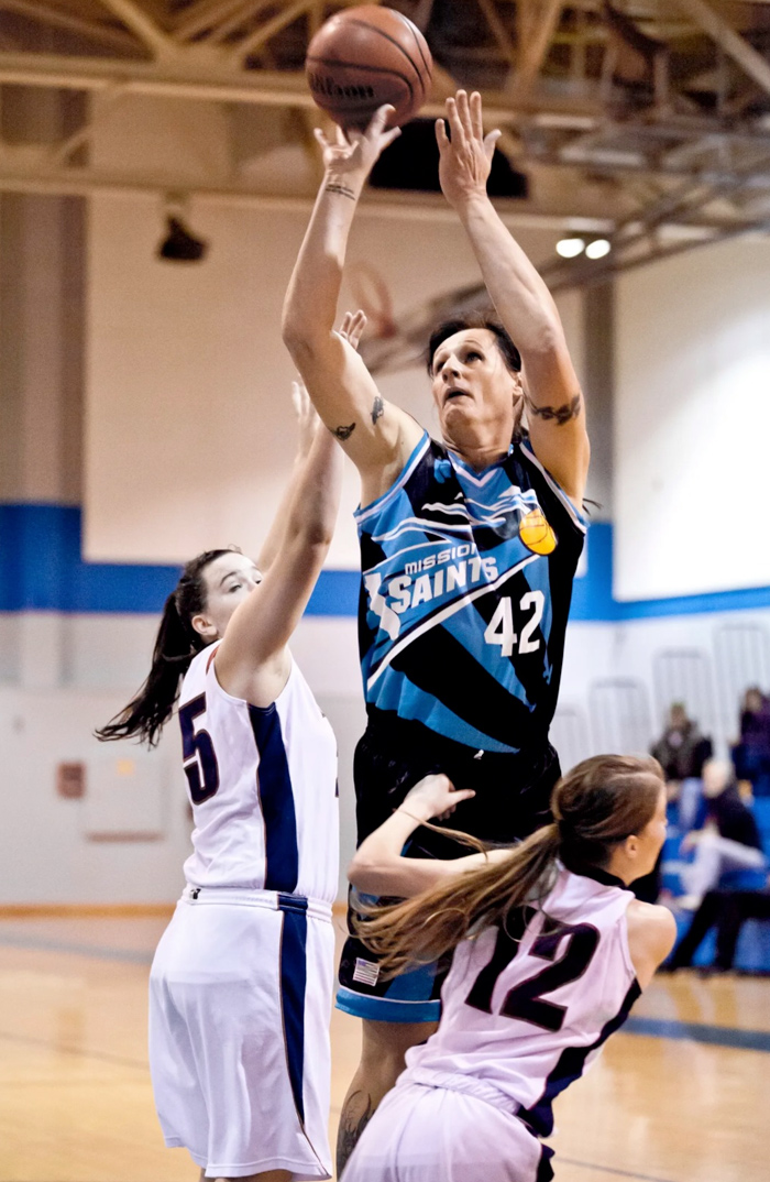 Gabrielle Ludwig: una jugadora de baloncesto de 2 metros de altura y 100 kilos de peso... que antes era un hombre