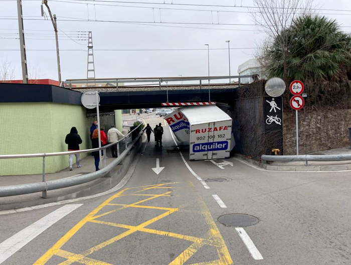 Accidente con sorpresa: Un camión cargado de marihuana queda atascado en un túnel en Gavá (Barcelona)